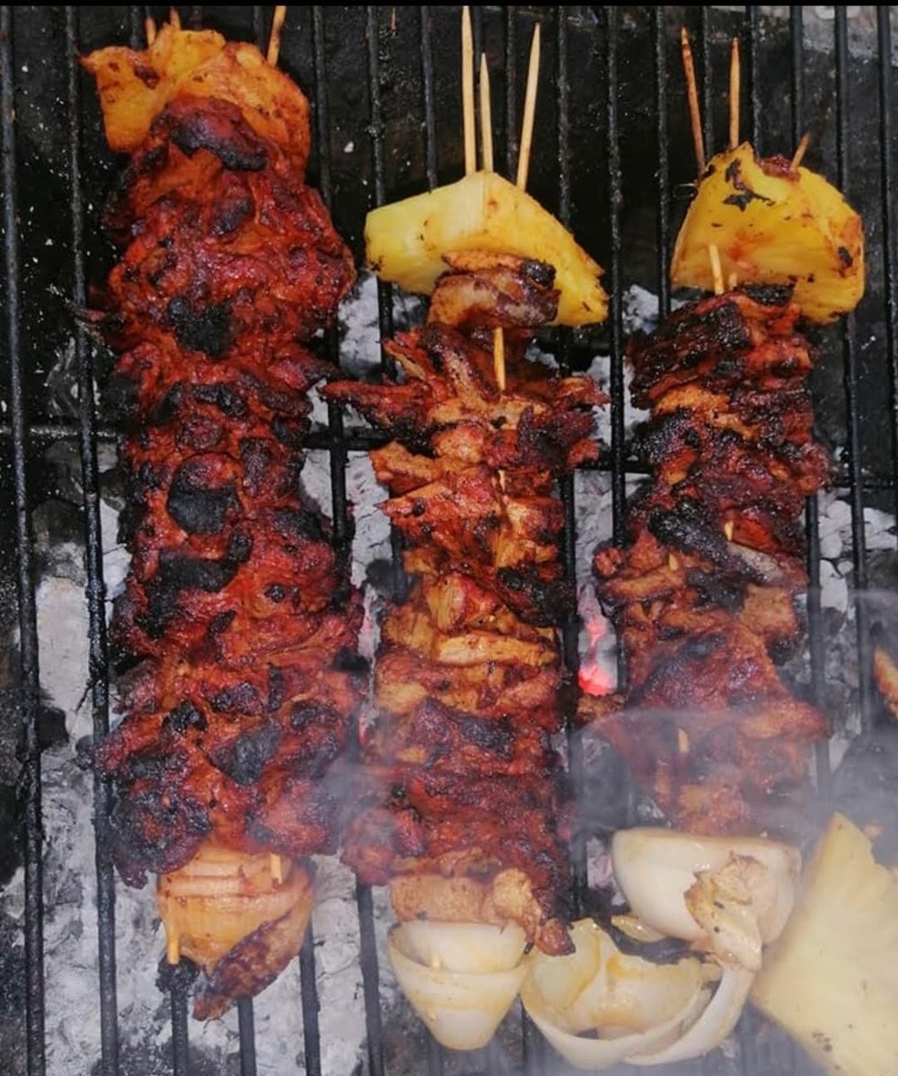Brochetas de pastor con piña a las brasas