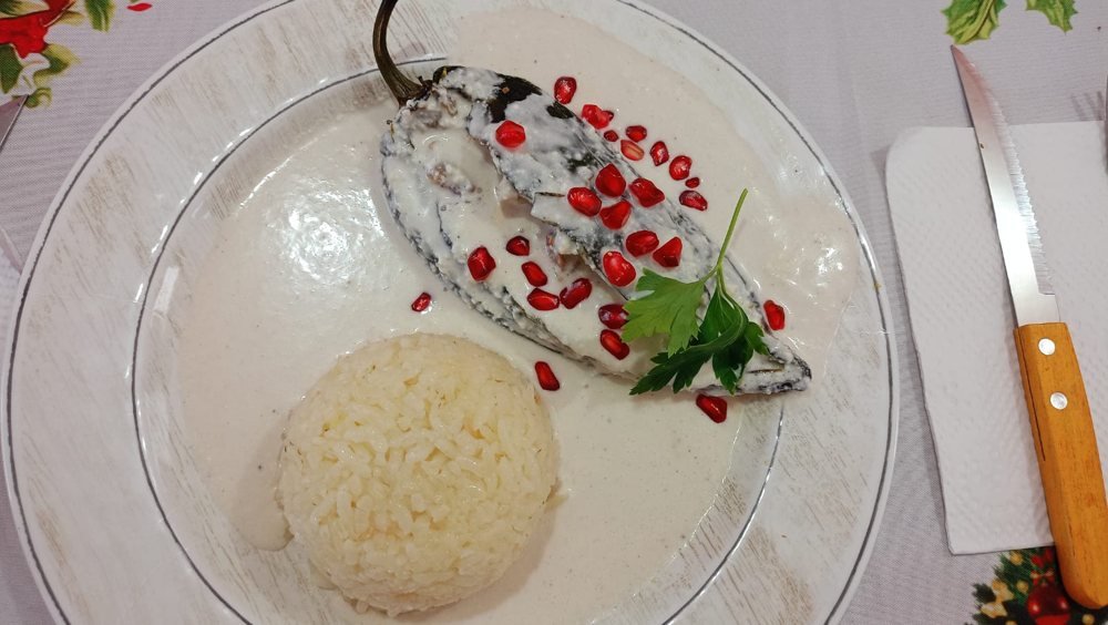 Chile en nogada con granada y arroz